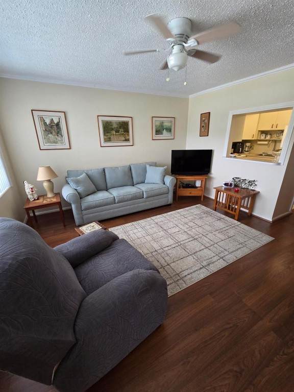 111 Lyndhurst E - Photo 1