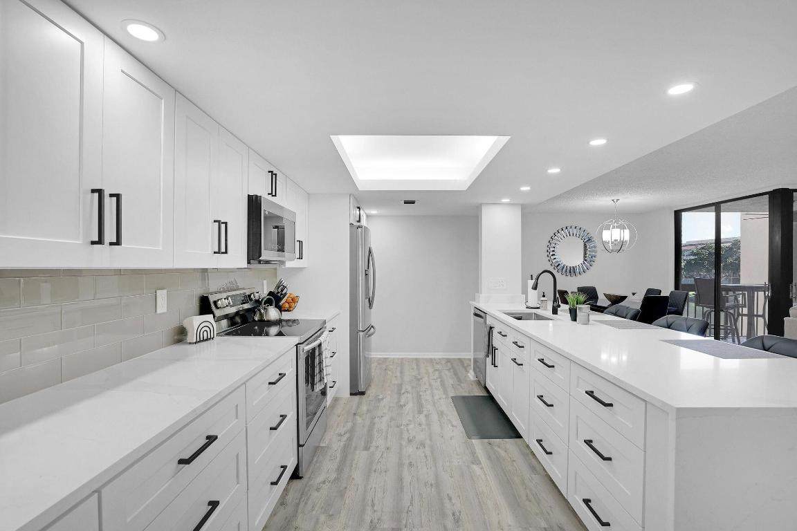 2455 Lindell Boulevard - Photo 1