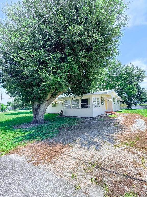 1025 Ash Circle - Photo 1