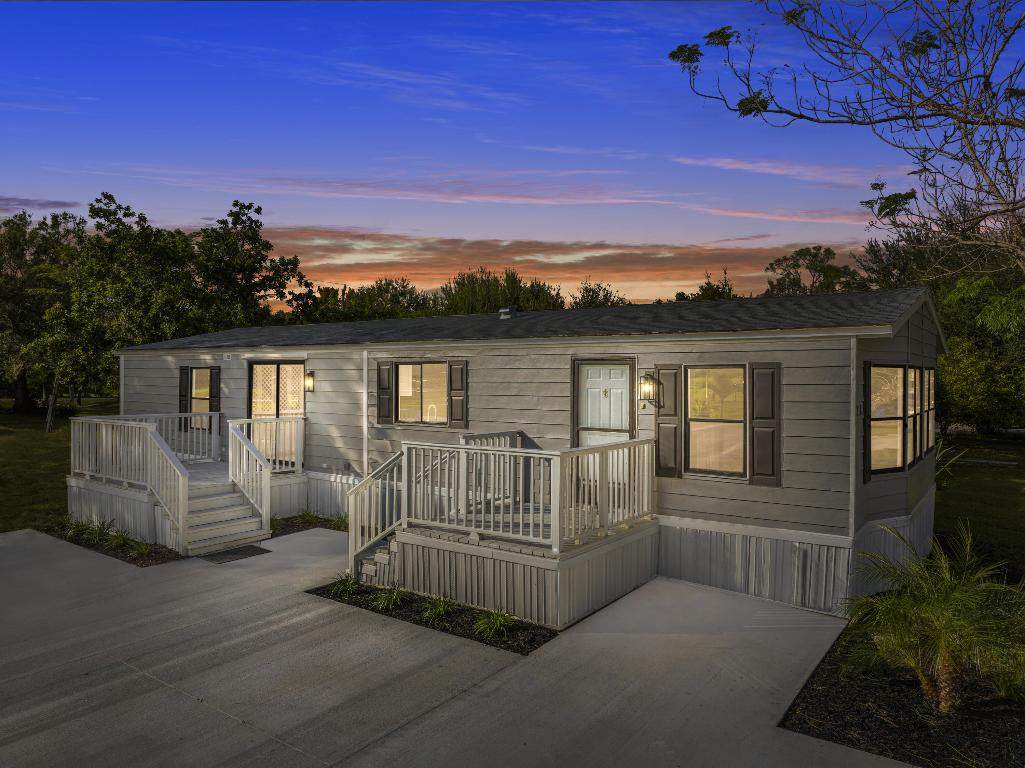 218 S Maple St - Photo 1