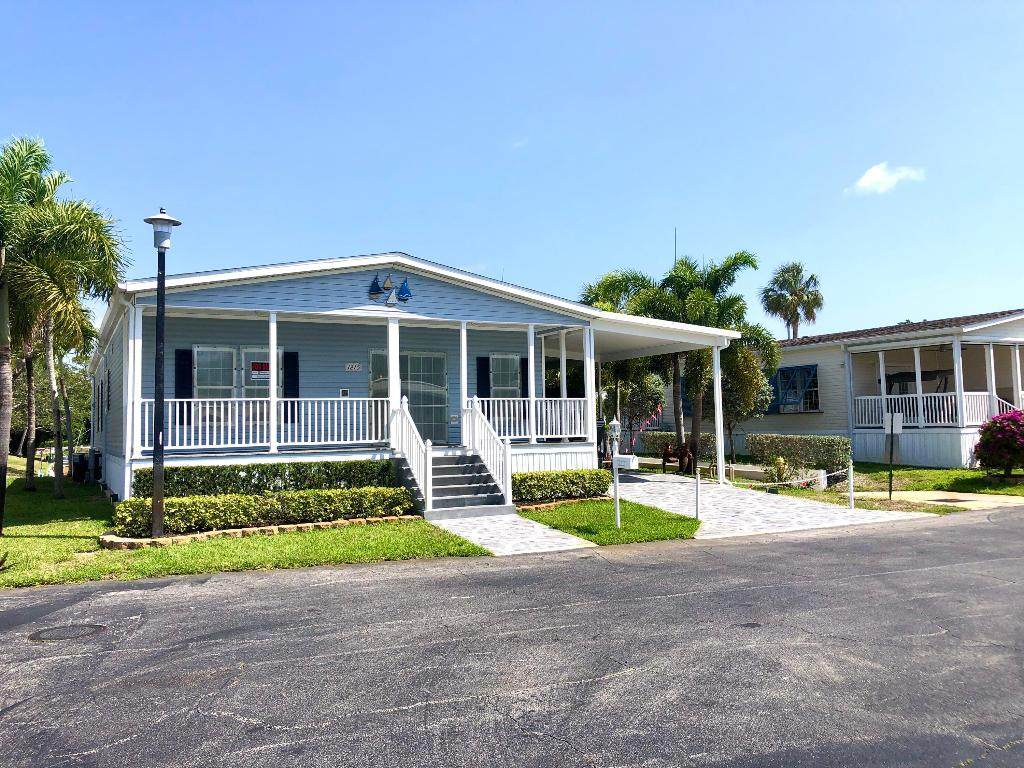 1215 Poinsettia - Photo 1