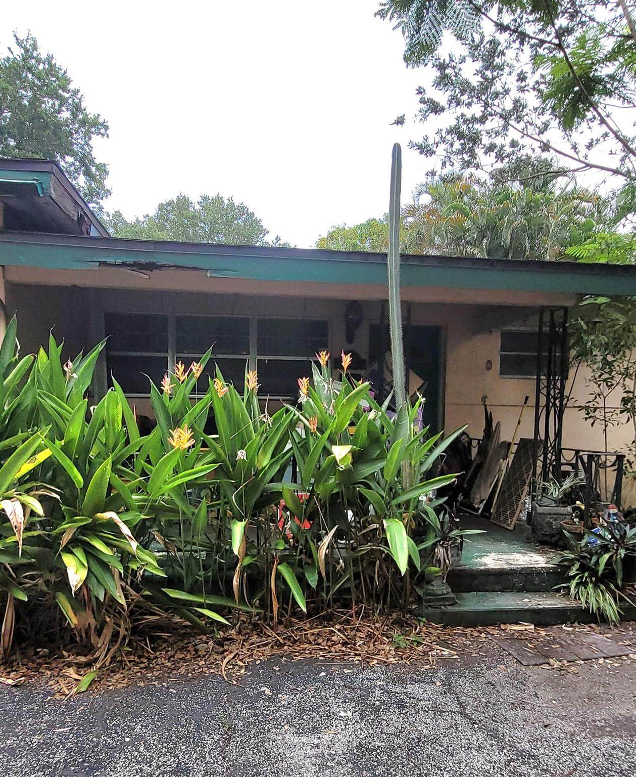 812 Garden Court - Photo 1