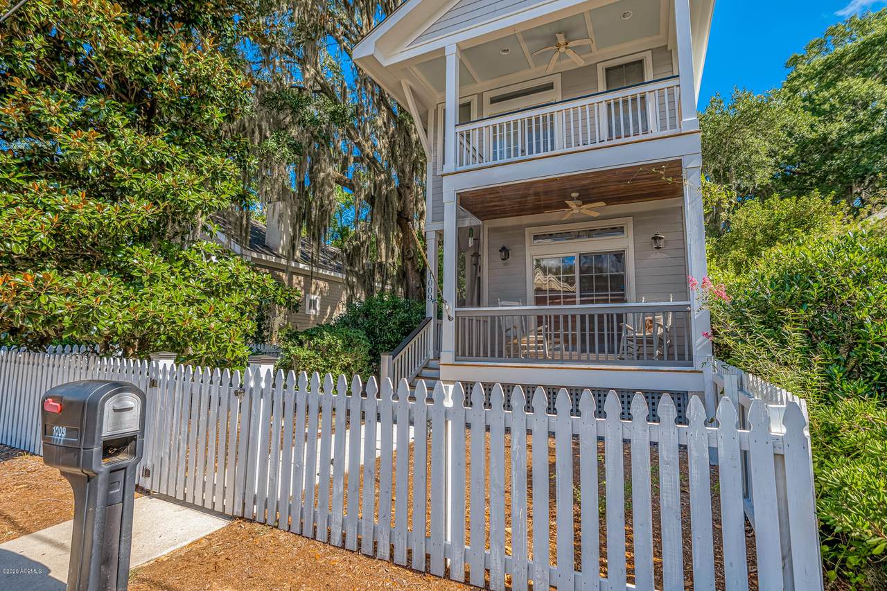 1009 Calhoun Street - Photo 1