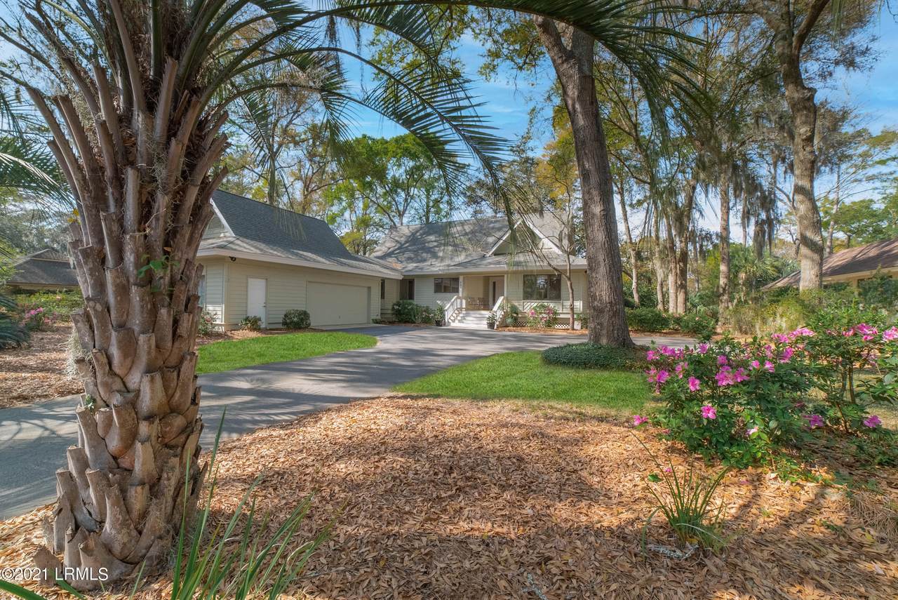 530 Island Circle - Photo 1