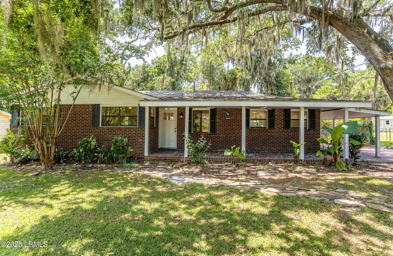 706 Center Drive - Photo 1