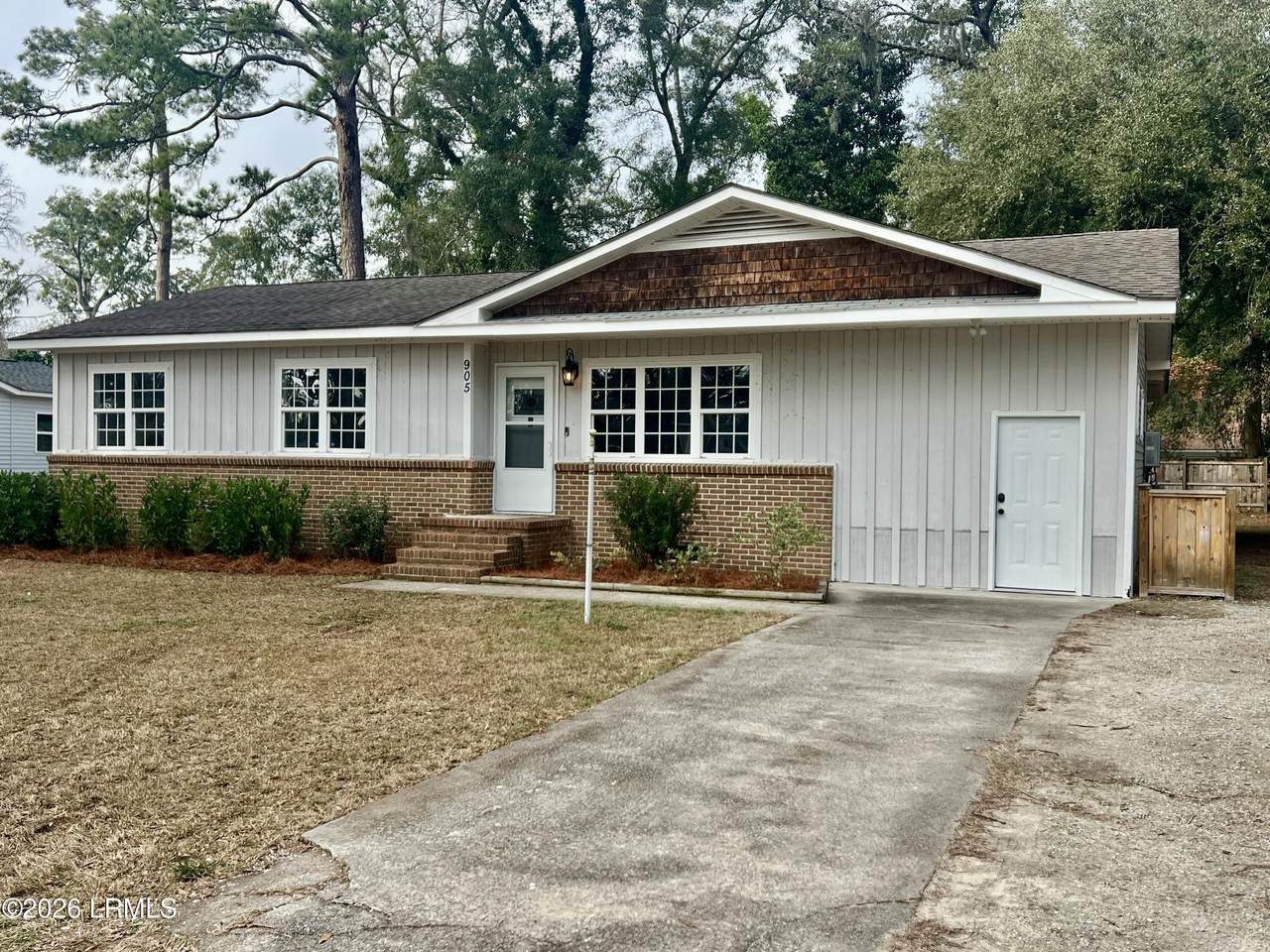 905 Belleview Circle - Photo 1