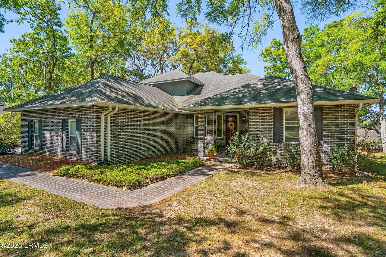 23 Tuscarora Avenue - Photo 1