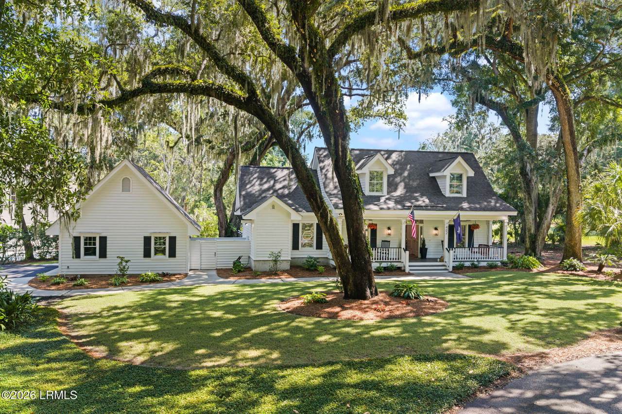 402 Island Circle - Photo 1