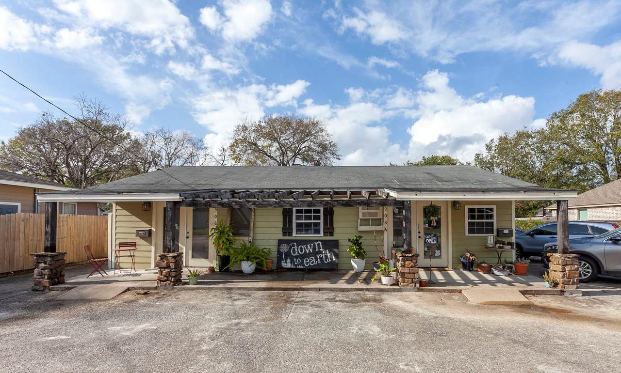 2908 Avenue H - Photo 1