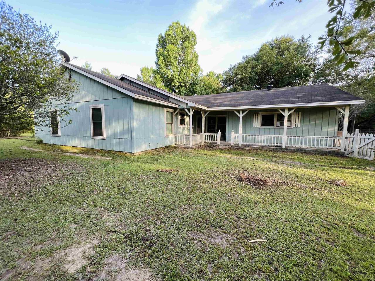 633 Pineview Drive - Photo 1