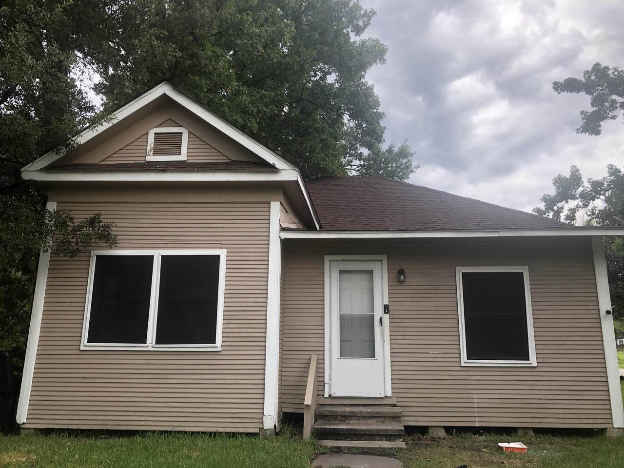 1402 John Avenue - Photo 1
