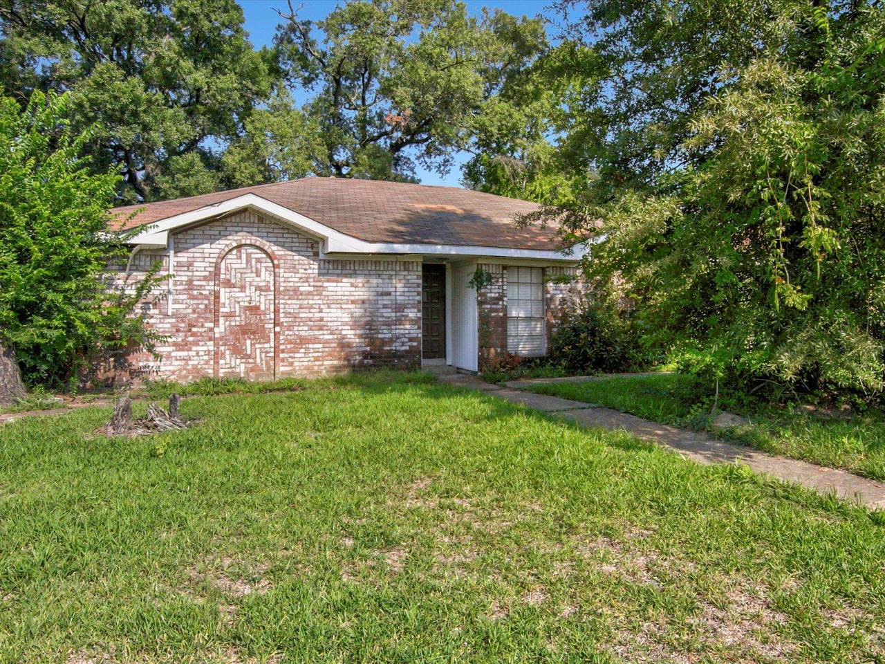 914 Grand Oaks Drive - Photo 1