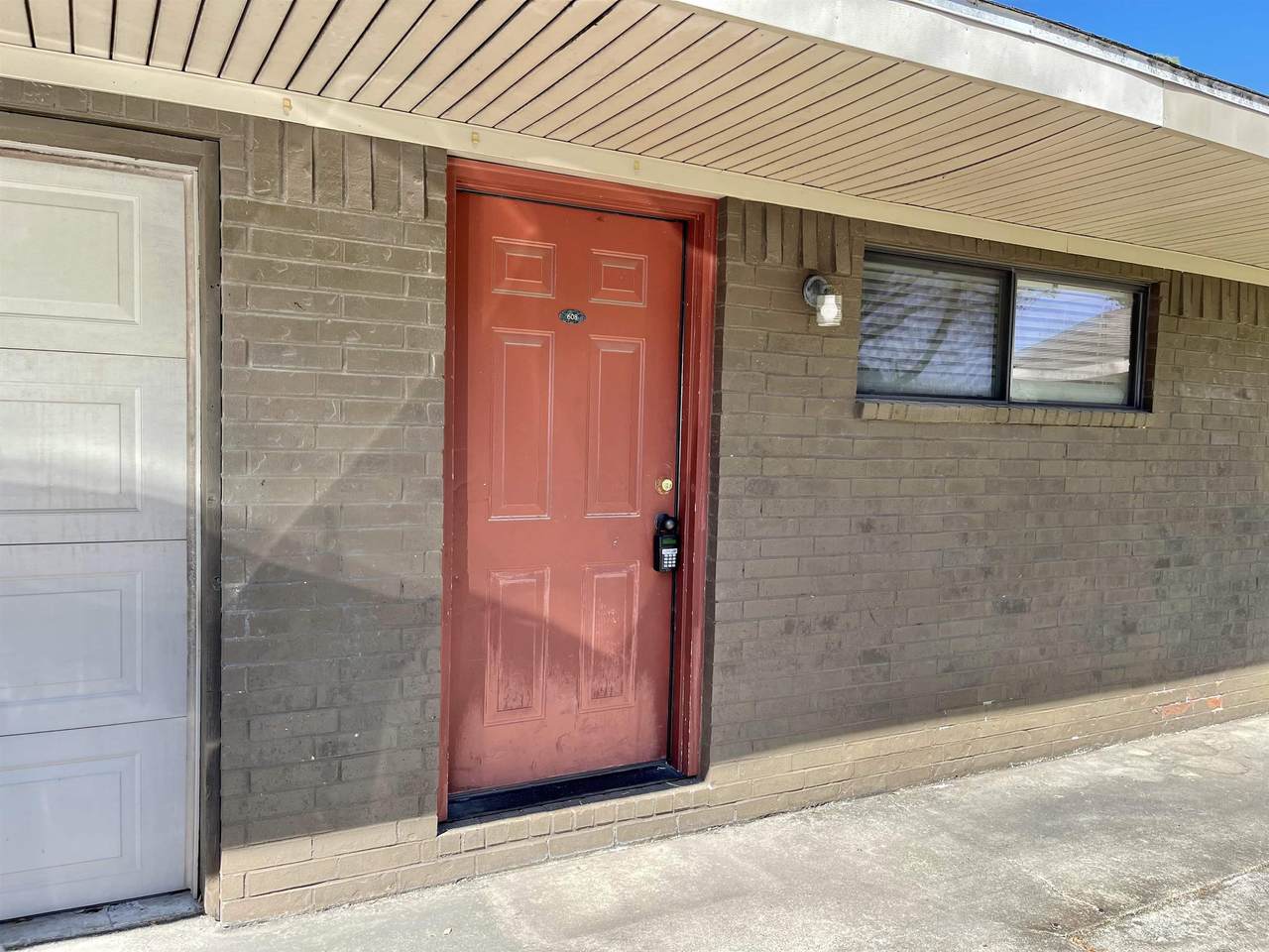 609 Douglas - Photo 1