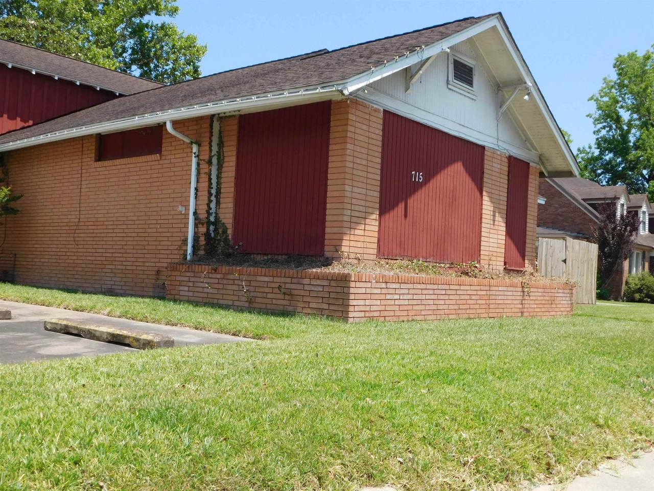715 5TH St - Photo 1