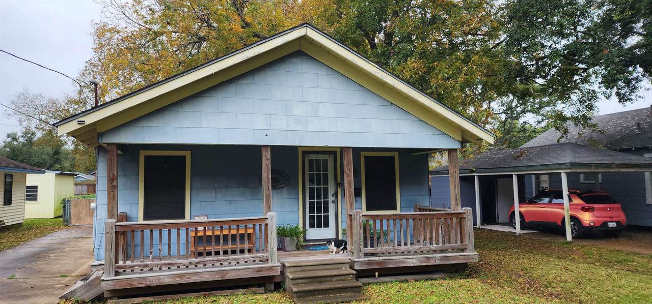 814 Montgomery - Photo 1