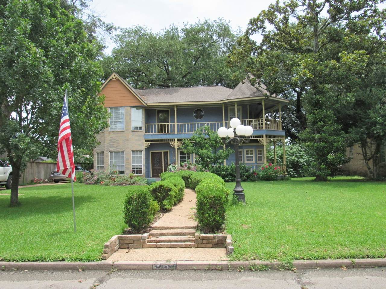620 20th St - Photo 1