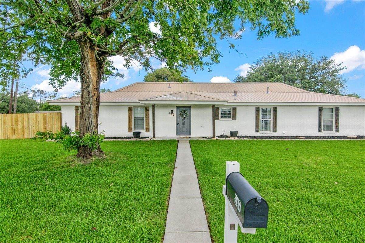 347 Roberts - Photo 1