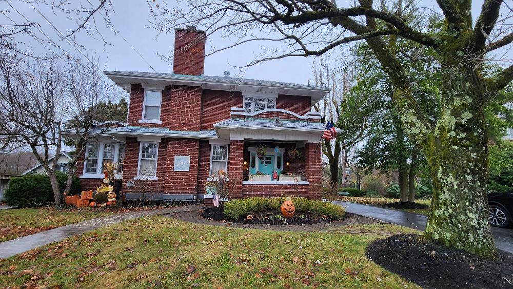 501 Woodlawn Ave - Photo 1