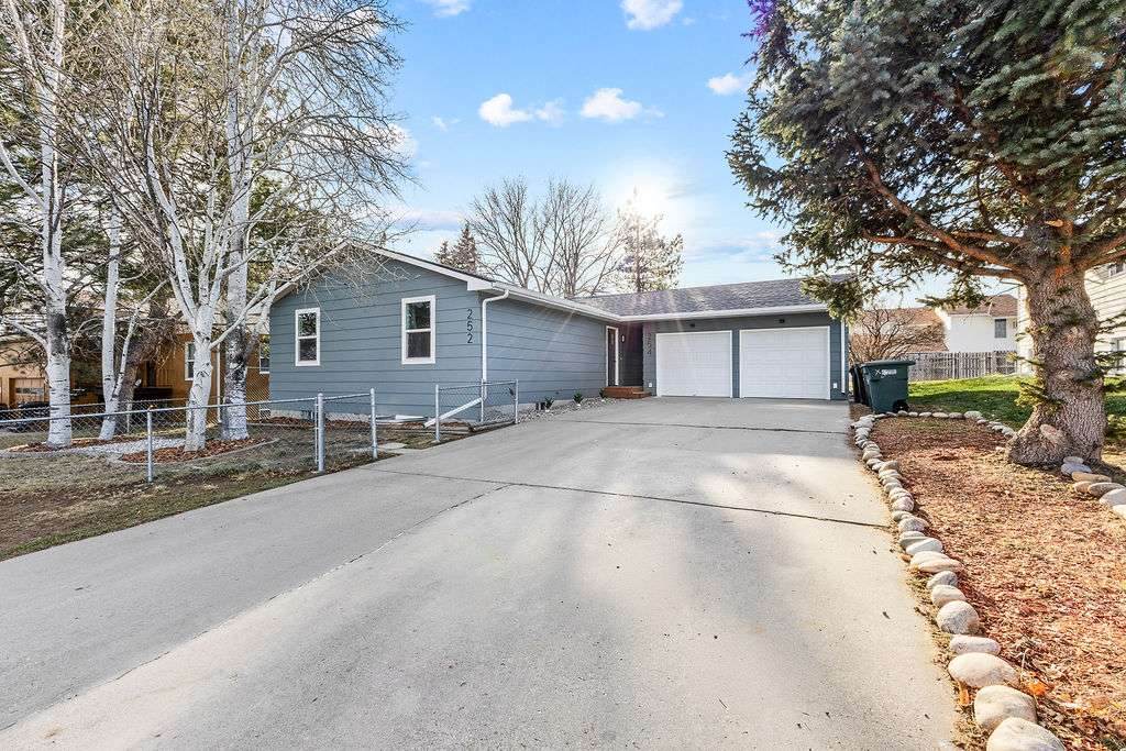 252-254 Aristocrat Drive - Photo 1