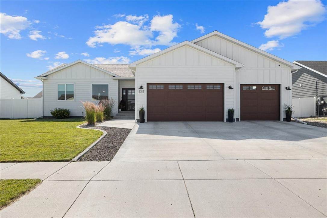 2212 Gleneagles Boulevard - Photo 1