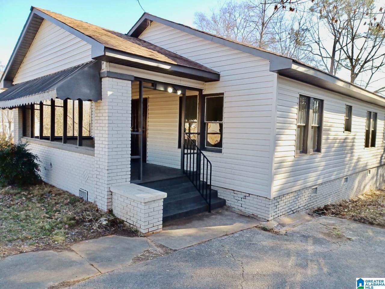 1827 Holbrook Avenue - Photo 1