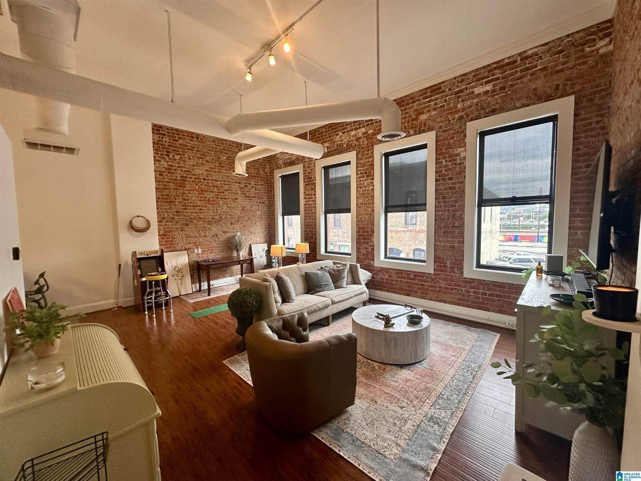 2112 Morris Avenue - Photo 1
