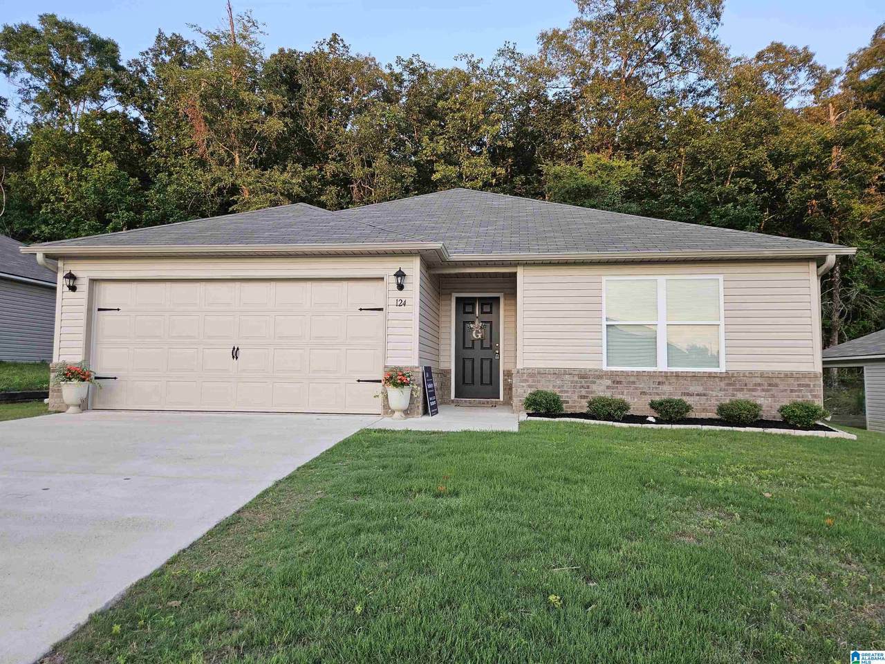 124 Tiffany Lane - Photo 1