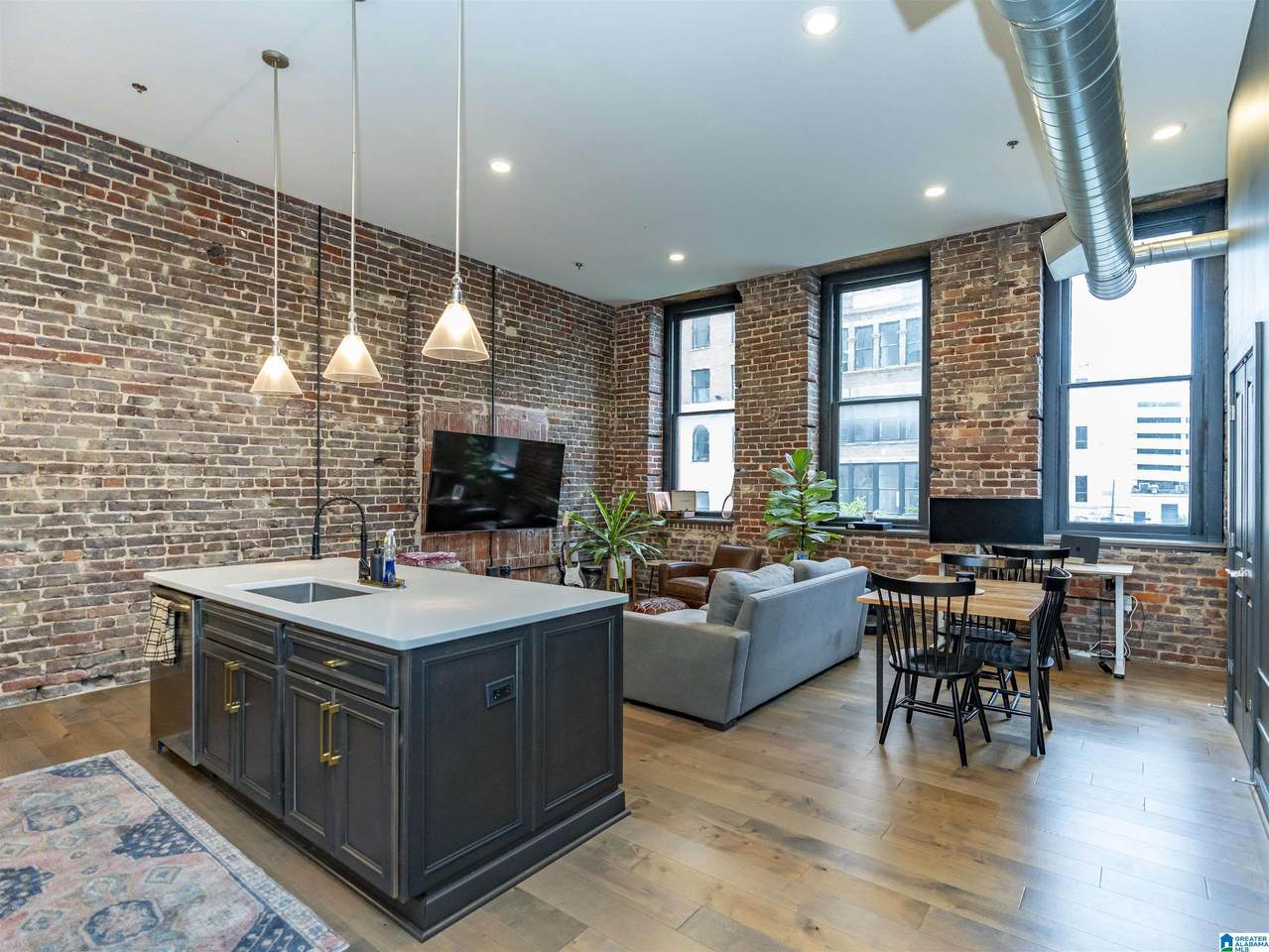 2015 1ST AVENUE - Photo 1