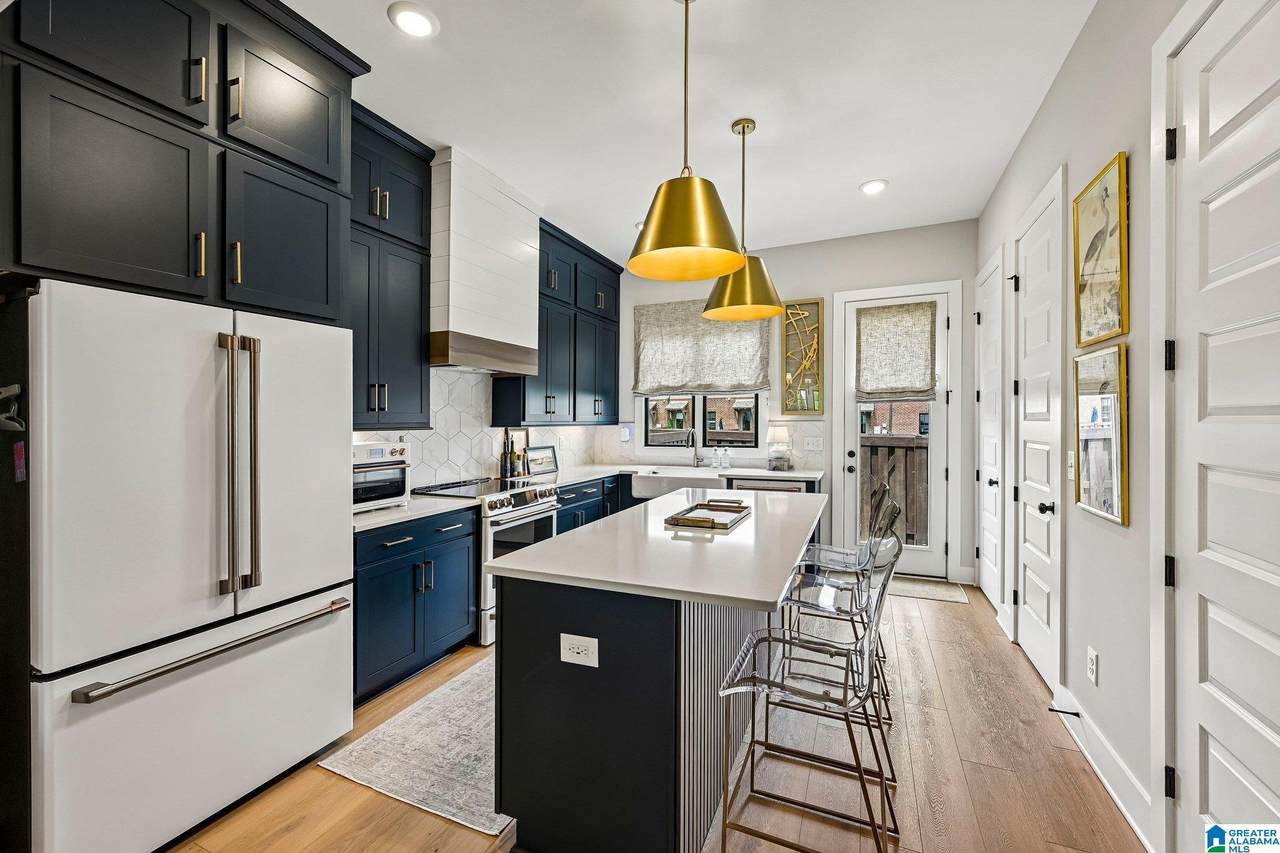 1199 Windsor Square - Photo 1