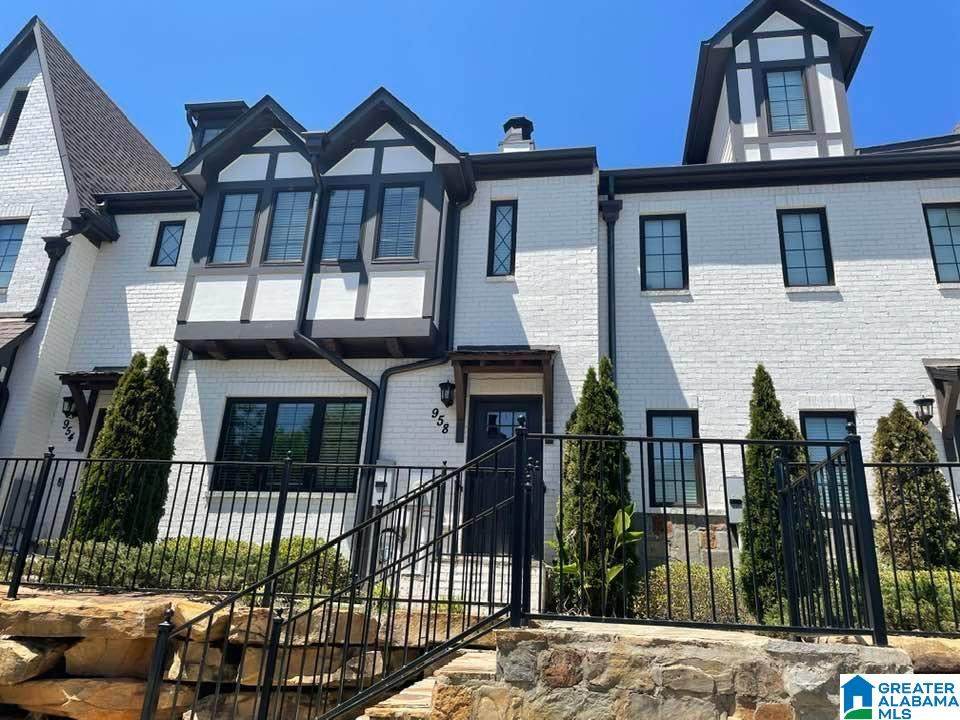 966 Lennox Boulevard - Photo 1