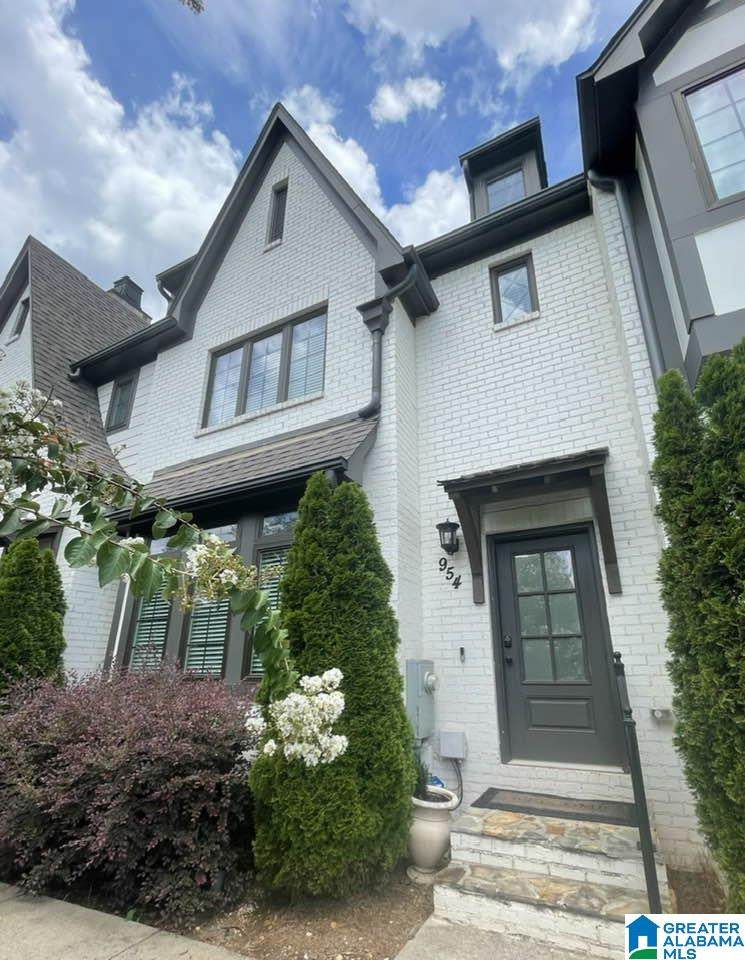 954 Lennox Boulevard - Photo 1