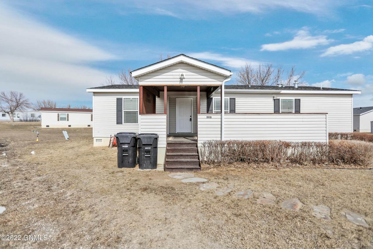 1910 34th St W - Photo 1