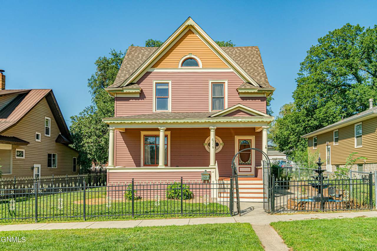 614 8th Street - Photo 1