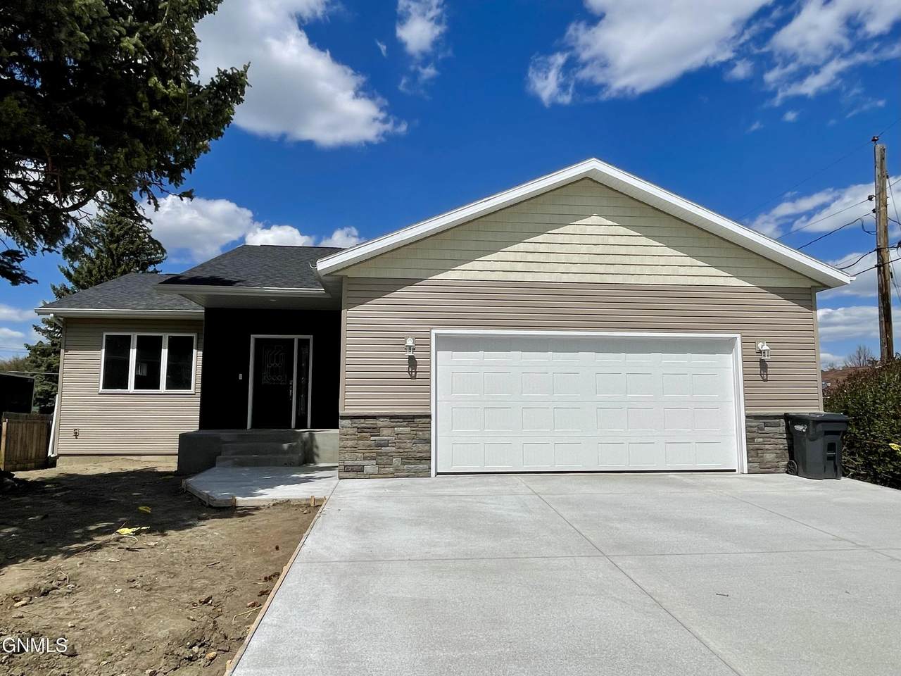 902 6th Street - Photo 1
