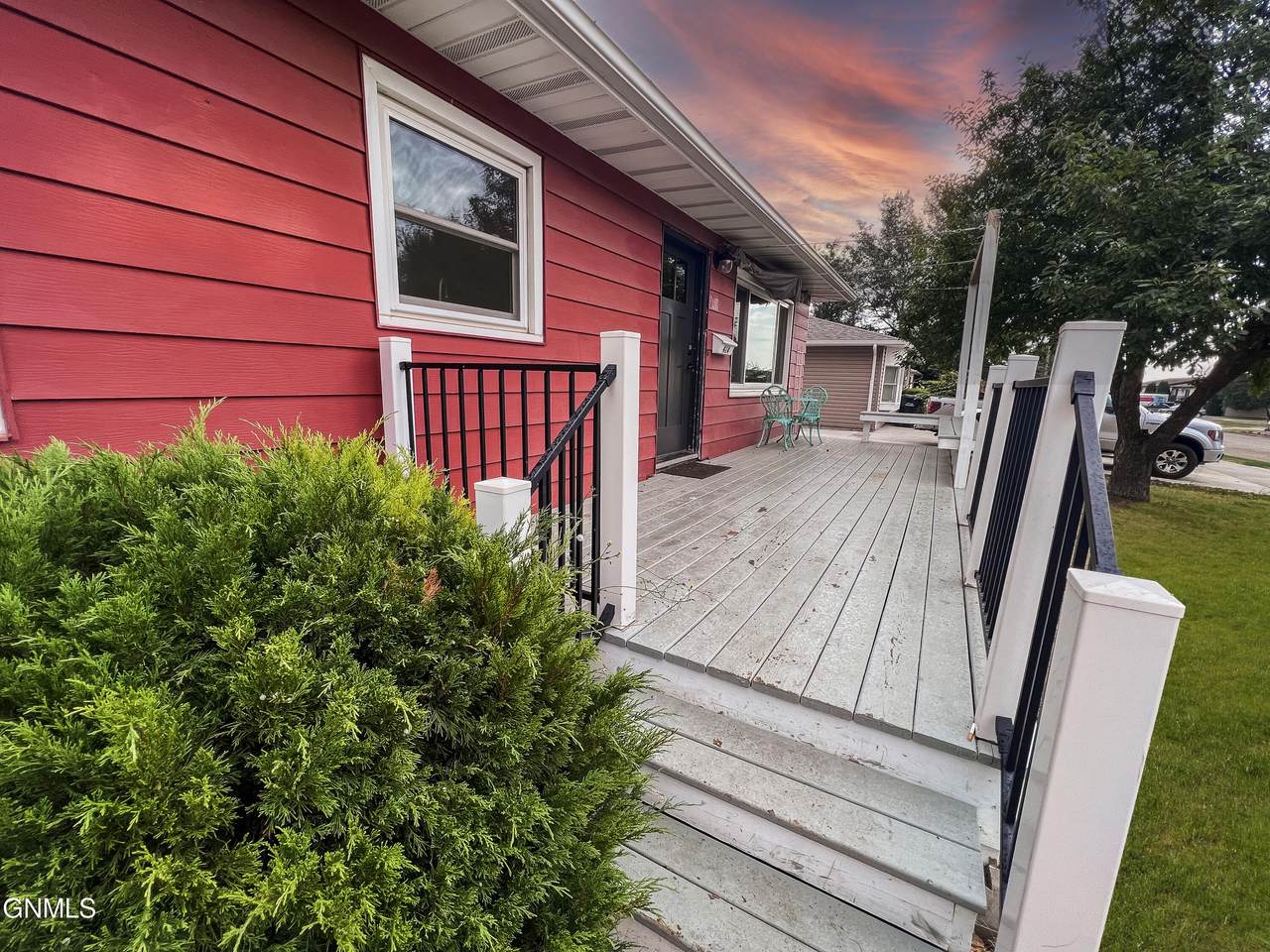 414 15th Ave W Avenue - Photo 1