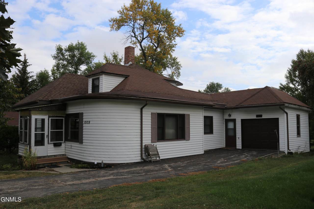 1009 9th Street - Photo 1