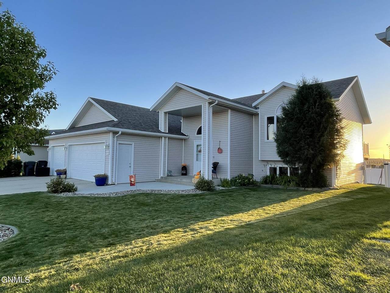 2905 Plainview Drive - Photo 1