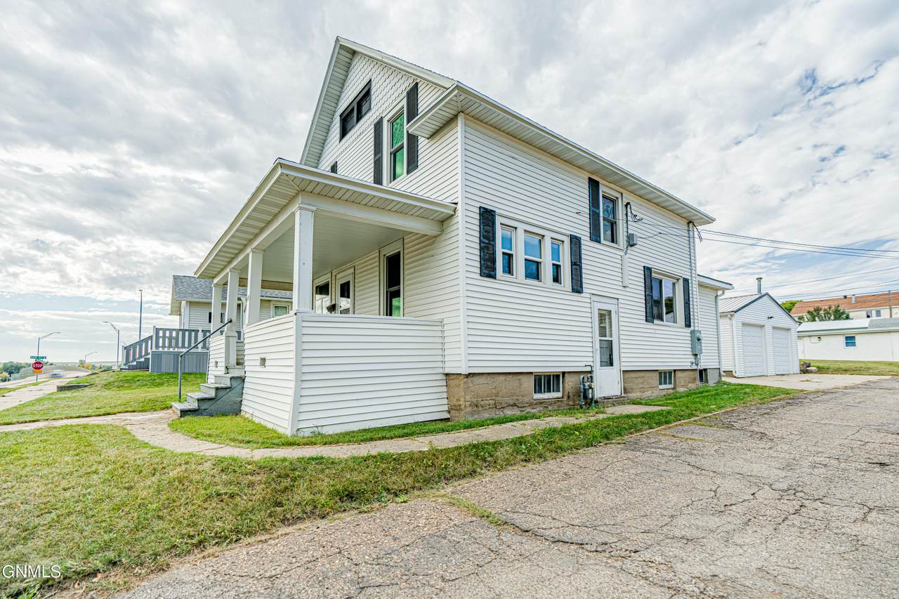 105 10th Avenue - Photo 1