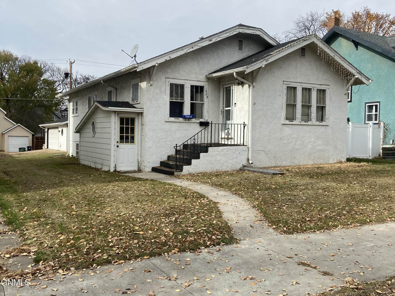 928 6th Street - Photo 1