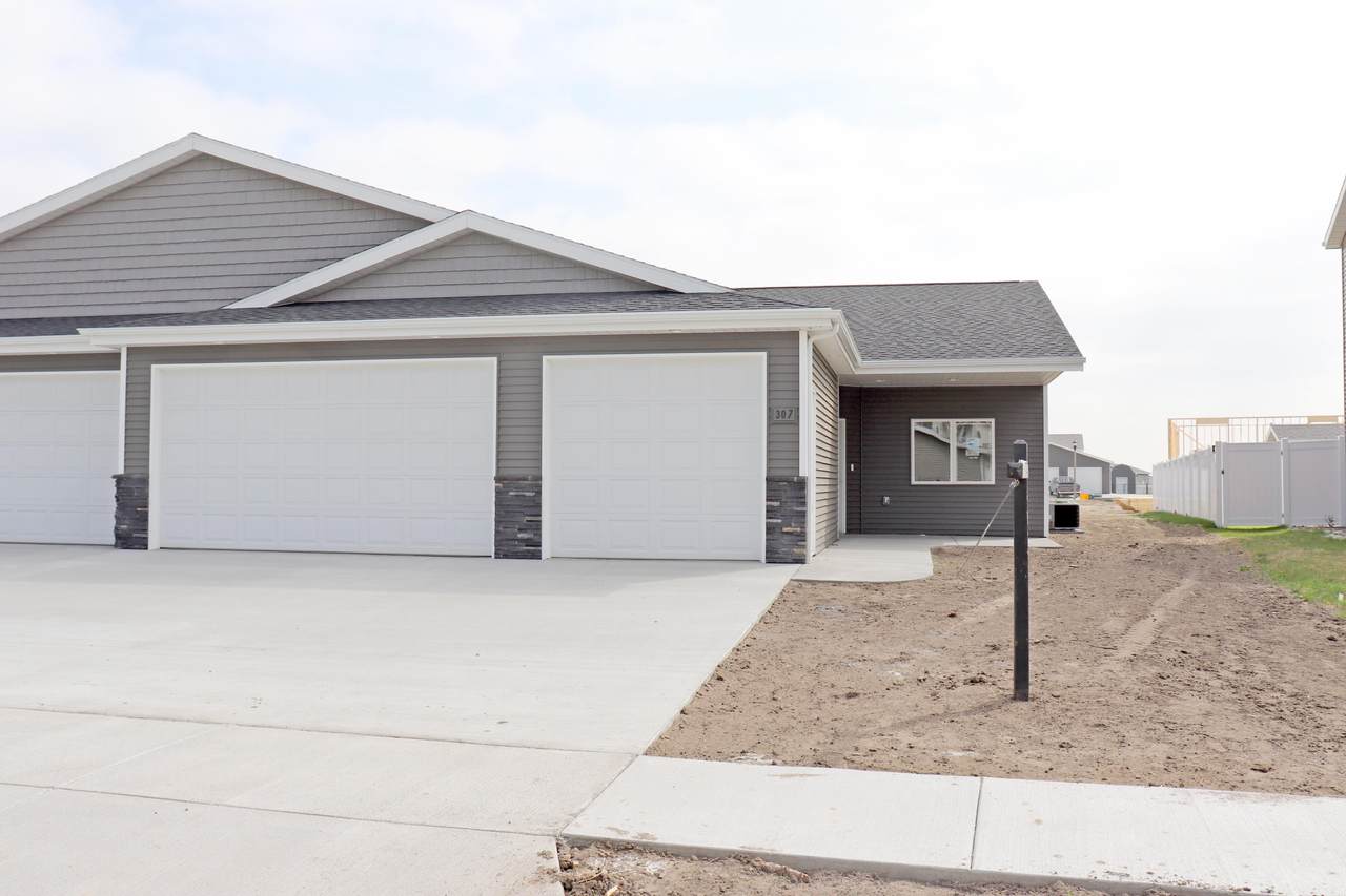 307 Irvine Loop - Photo 1