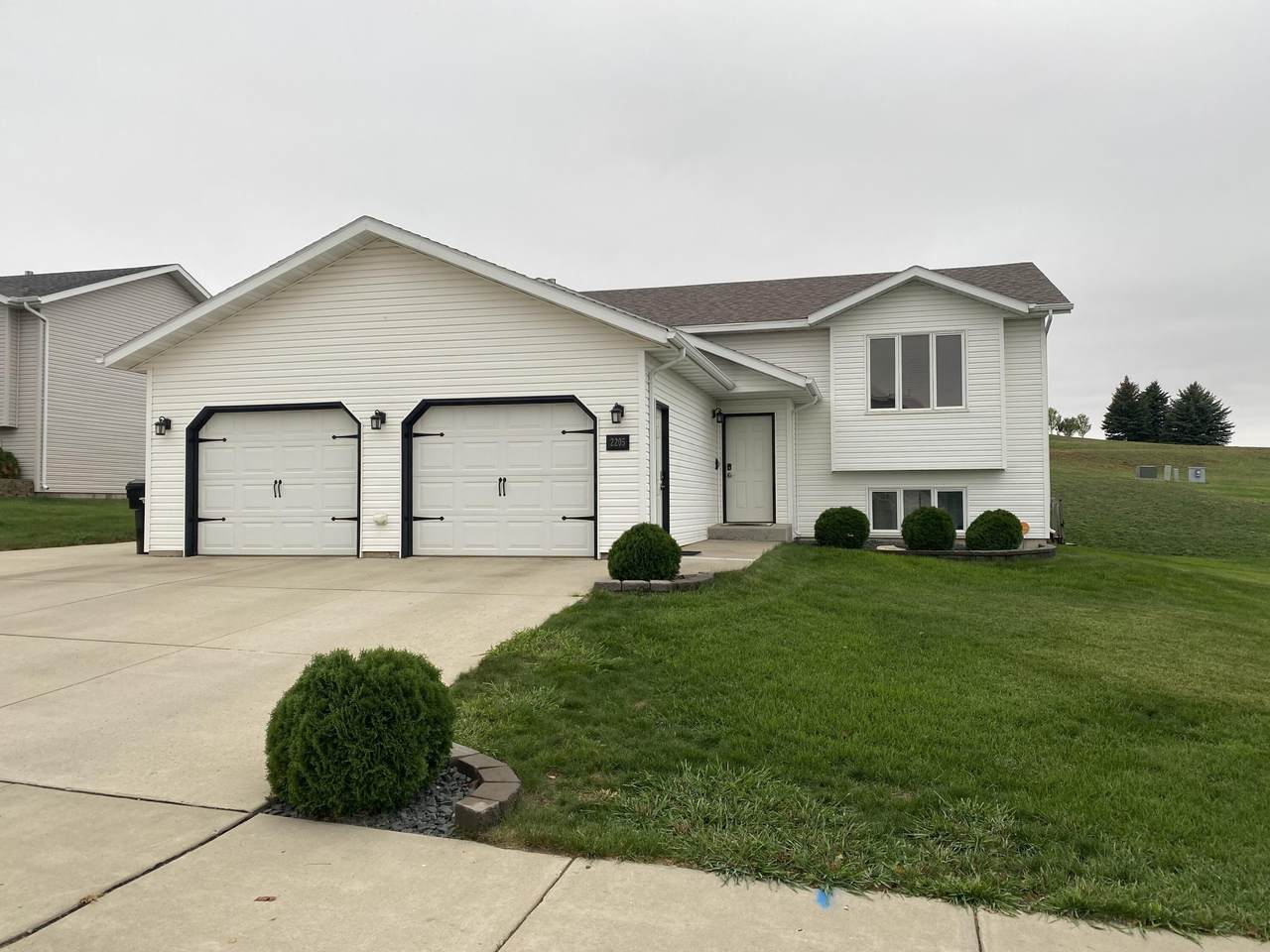 2205 E View Place - Photo 1