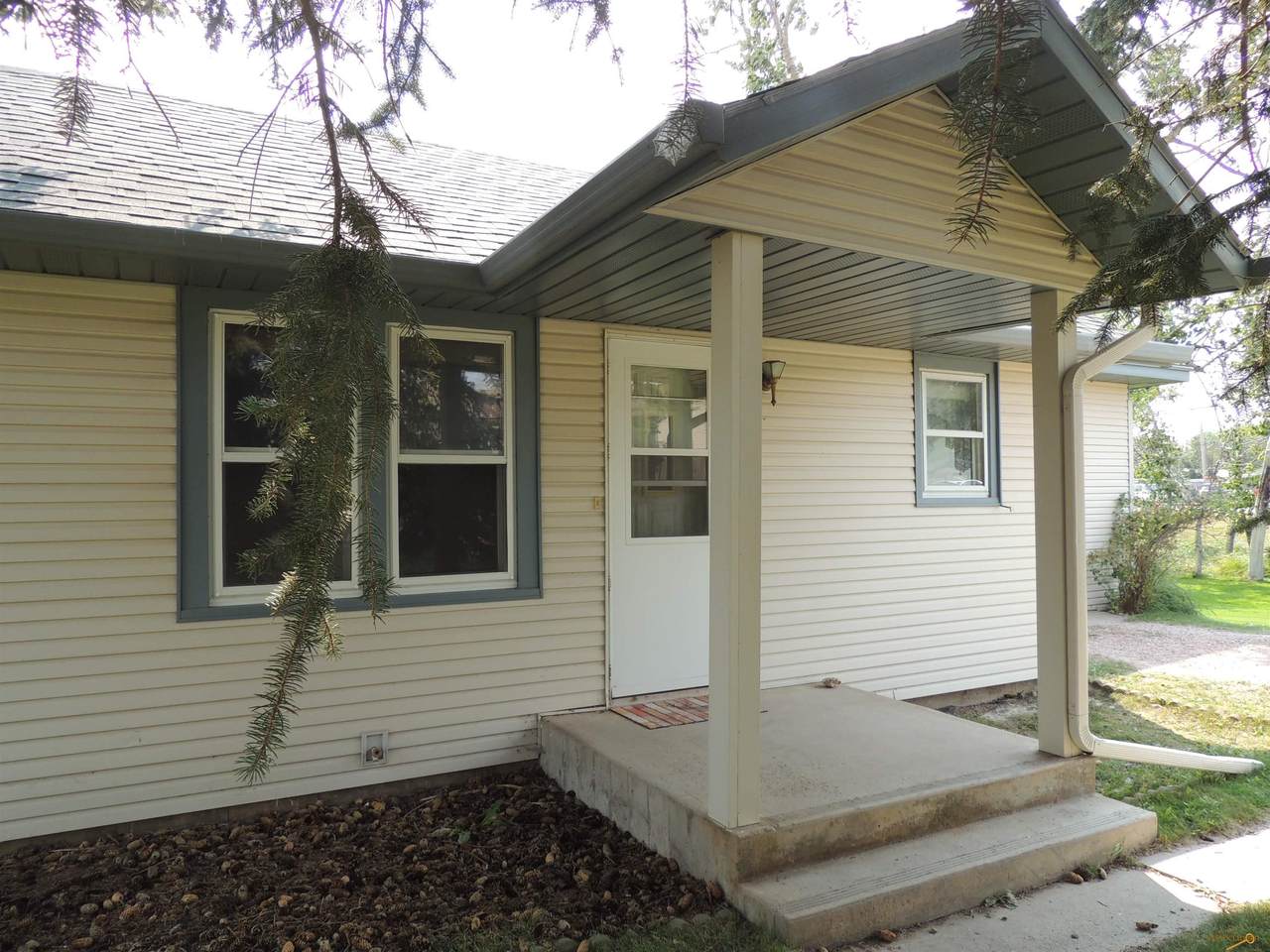 930 Montgomery - Photo 1