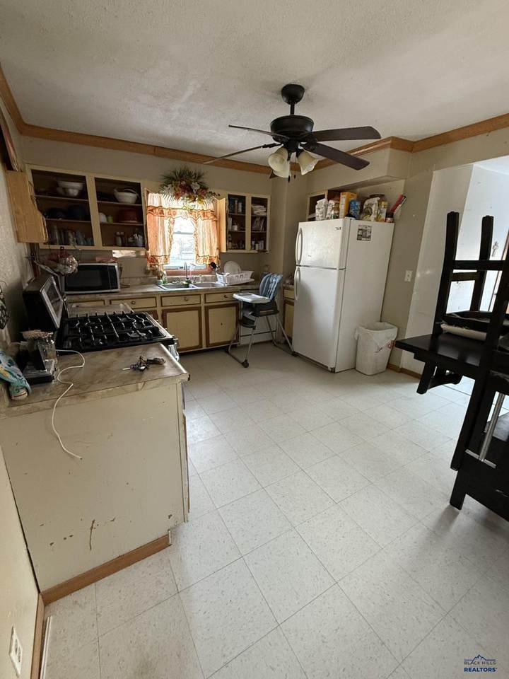 106 3RD AVE - Photo 1