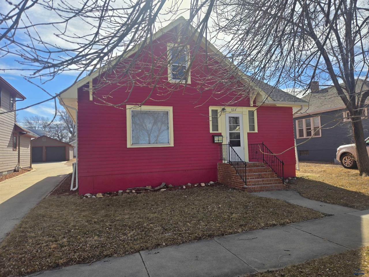 823 St James - Photo 1