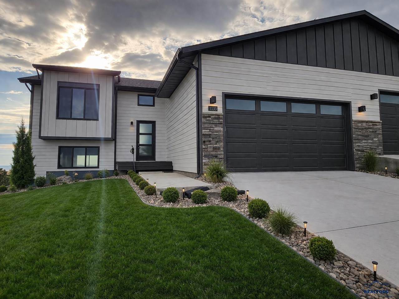 1121 Pinnacle Ct - Photo 1