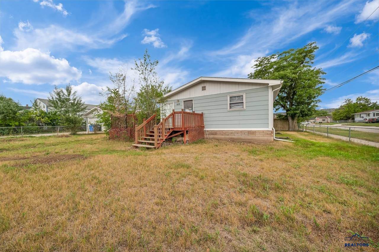 629 Wood Ave - Photo 1