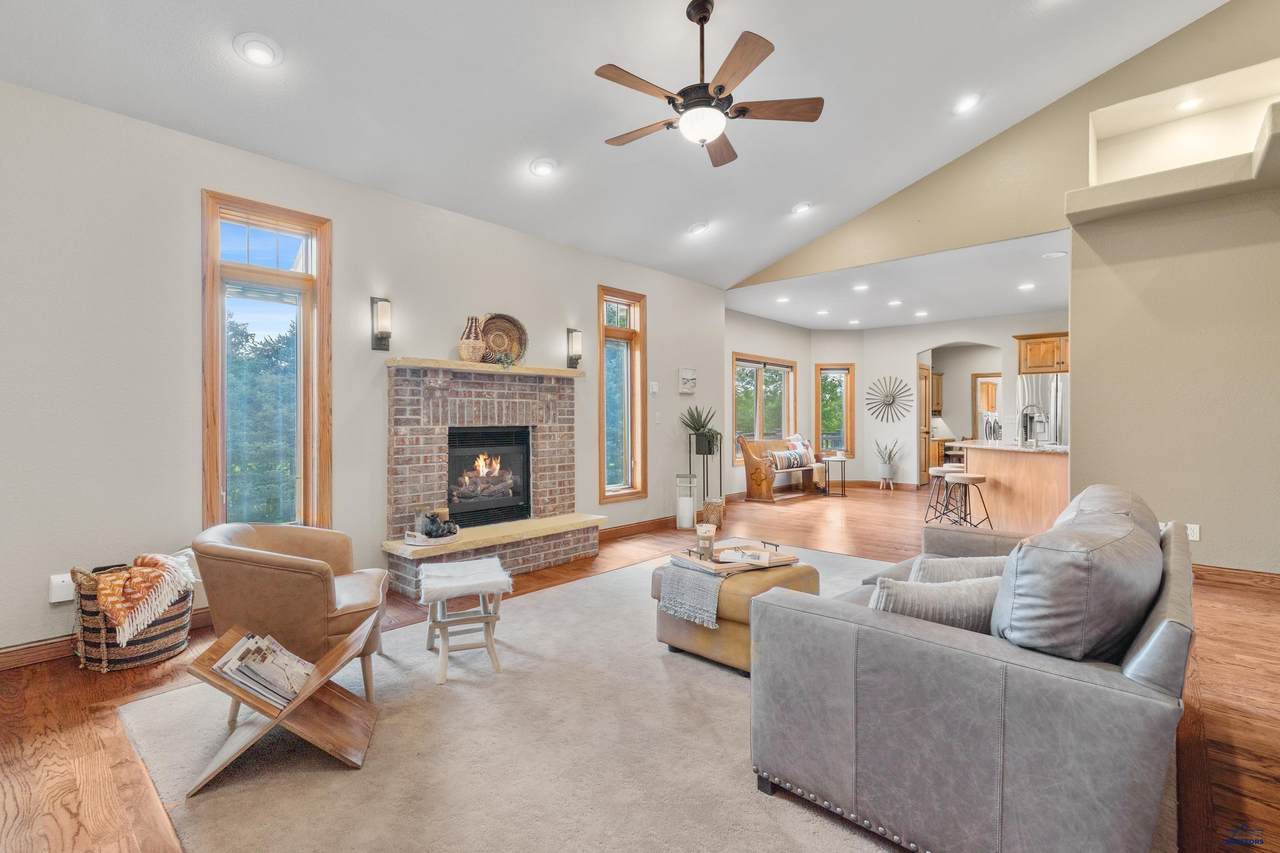 3020 Crane Dr - Photo 1