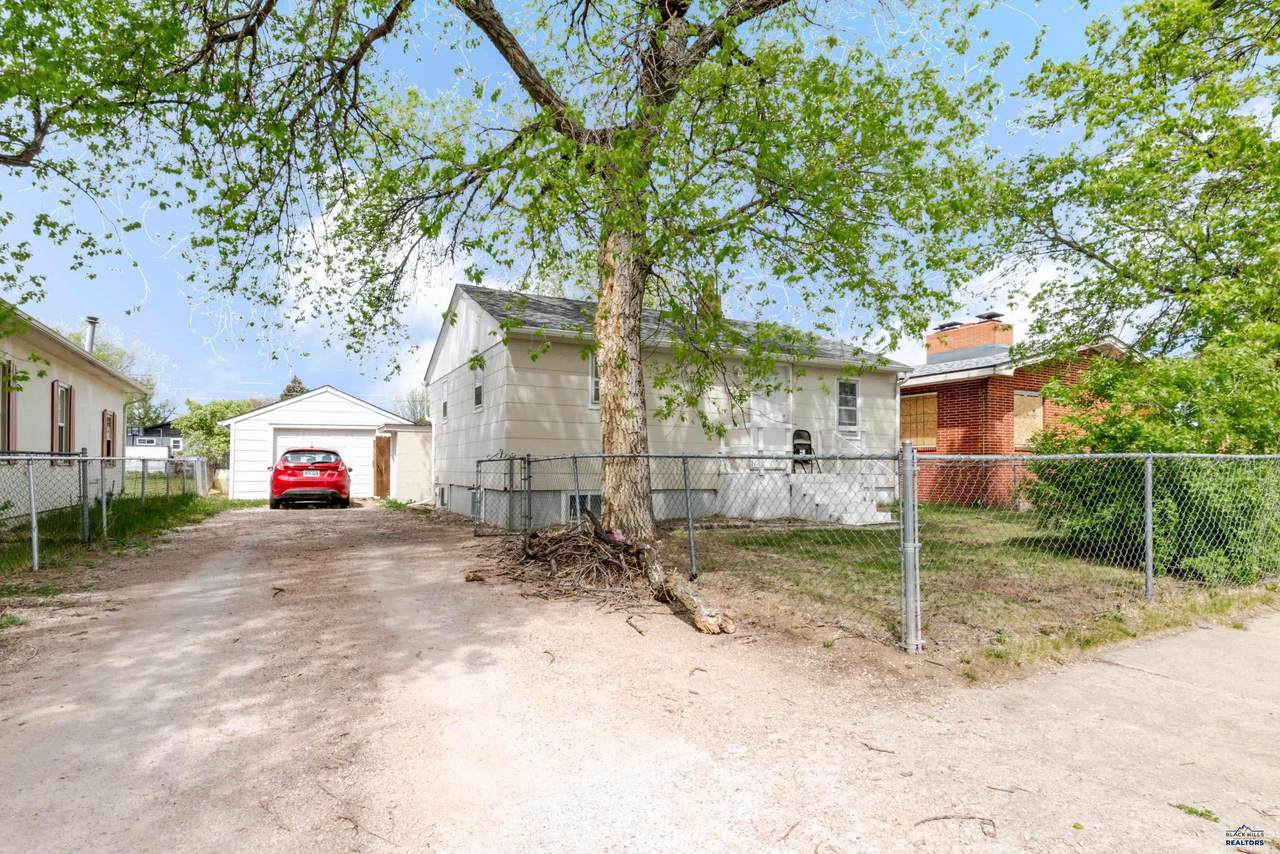 825 Holcomb Ave - Photo 1