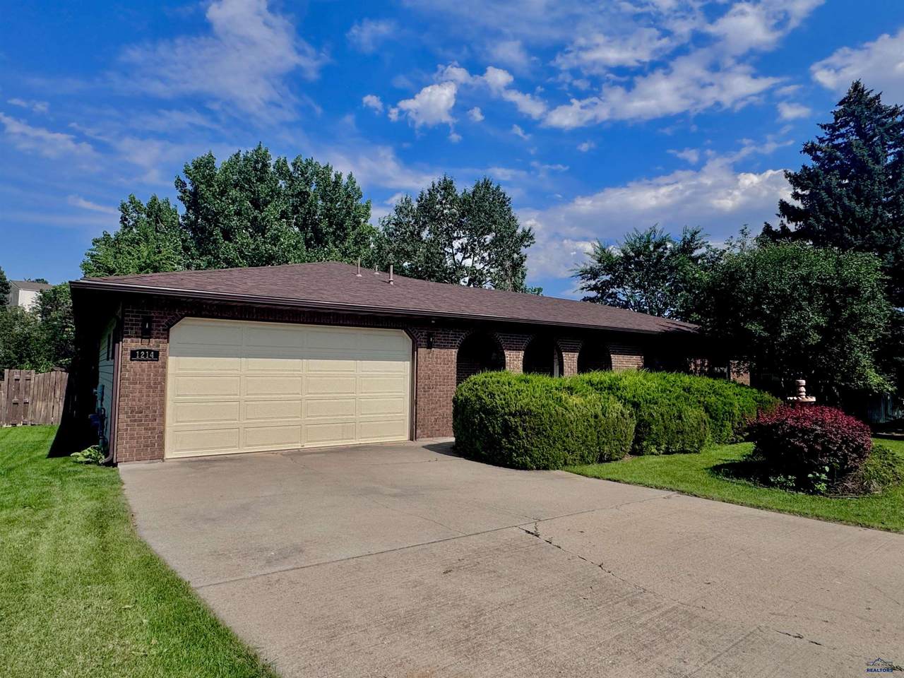 1214 Burns Cir - Photo 1