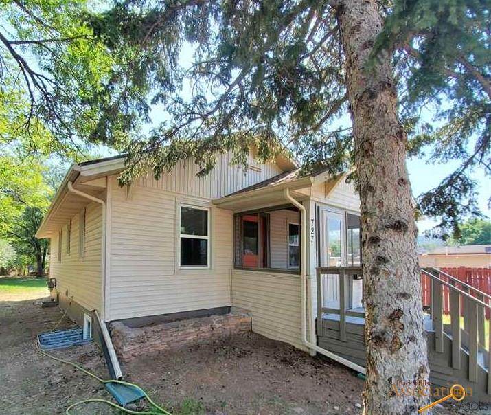 727 St James - Photo 1